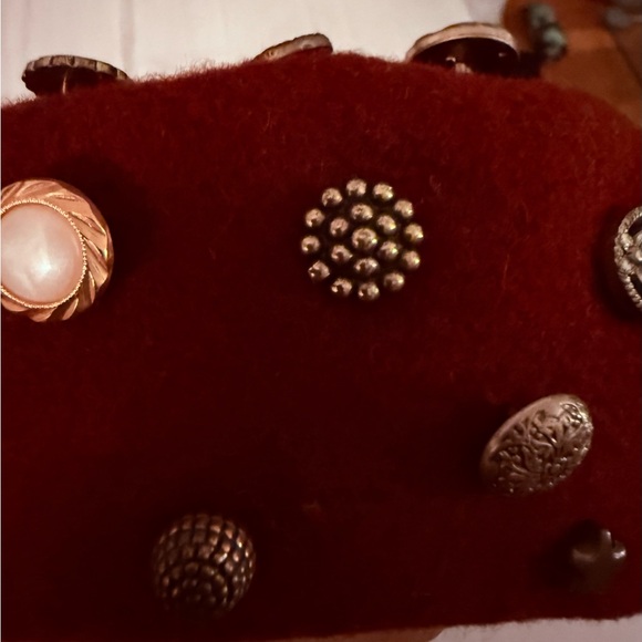 English VINTAGE Fred Daré Burgundy Beret with  charms and Buttons - Picture 9 of 10